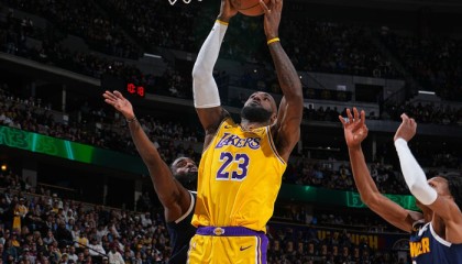 v体育官方app下载-詹姆斯200岁还能扣太离谱！本人回应朋友称赞：6个笑哭了表情|全明星|丹佛掘金队|nba|掘金|排名_新浪体育_新浪新闻