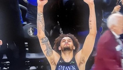 v体育-告慰母亲！莱夫利轰12+15举双拳悼念：我想你了妈妈