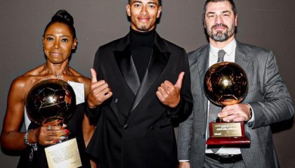 v体育-贝林厄姆领取金童奖奖杯，50名评委45人选他第1名