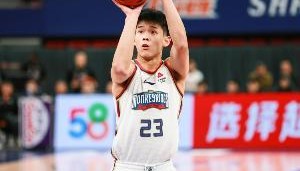 v体育下载-三双雏形！林葳半场7中3拿到11分6板8助 罚球5中5