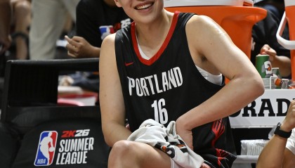 罗死死拽着杨瀚森！?美国现场解说：像攥着下个月的房租